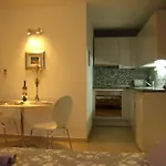 Lavender Apartment *